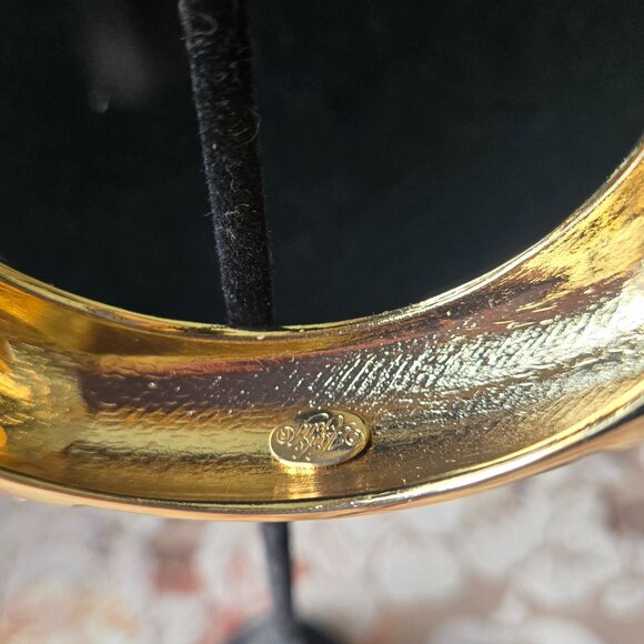 KIRKS FOLLY BLACK ENAMEL WITH FOUR CRYSTAL CLUSTERS GOLDTONE HINGED BANGLE NWOT - Picture 6 of 6